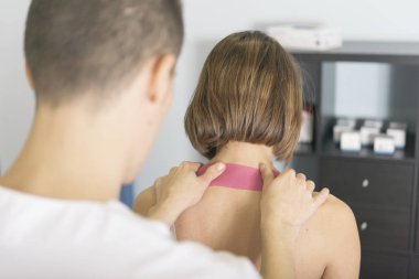 Güzel genç bir kadın güzellik merkezinde el masajıyla rahatlıyor.