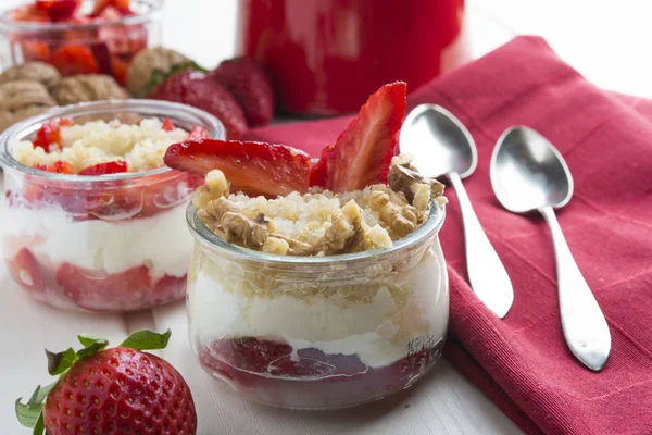 Dessert gesund, Quinoa, Erdbeere, Nüsse und Joghurt. — Stockfoto