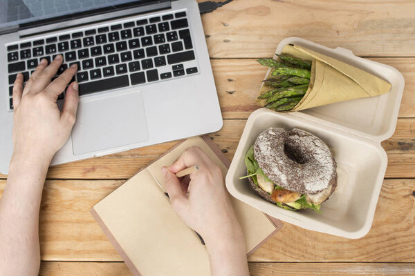 Здоровый бургер и нулевая упаковка отходов
