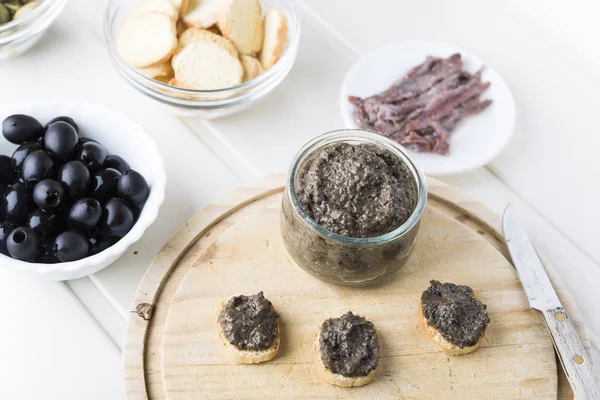 Zeytin ezmeli kızarmış ekmek. — Stok fotoğraf