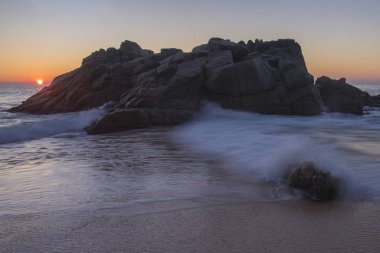 Deniz kıyısında taş