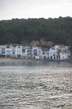 tamariu Coast, costa brava içinde küçük bir köy manzarası.