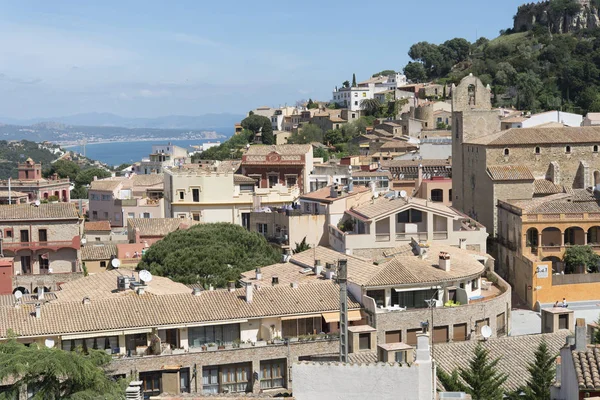 Begur med slott, en typisk spansk stad i Katalonien, Spanien. — Stockfoto