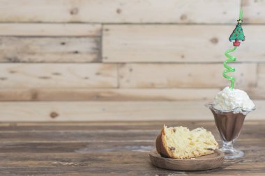 Sütü, çikolatayı ve panettonunu salla