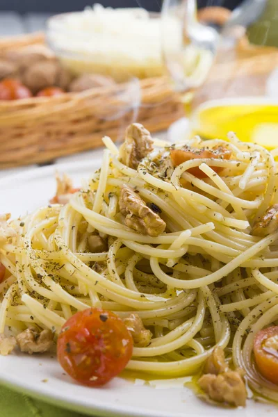 Spaghettis with ingredients — Stock Photo, Image