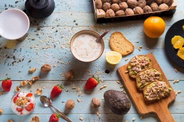 Kahvaltı avokado ekmeği.