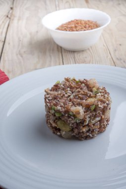 Yabani kırmızı pirinç salatası