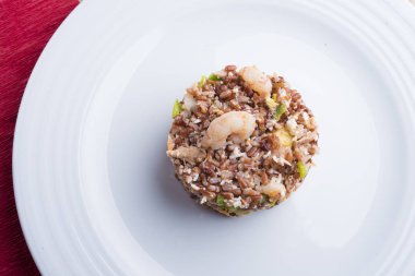 Yabani kırmızı pirinç salatası