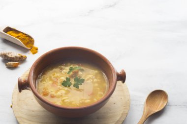 Zerdeçal ve sebze çorbası