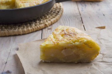 Patates omleti (tipik İspanyol omleti))