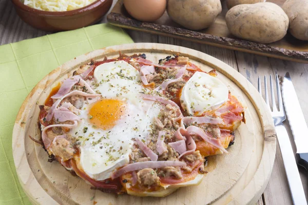 Pizza com ovo — Fotografia de Stock