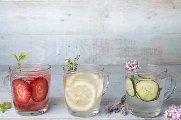 Water voor de zomer met groente — Stockfoto