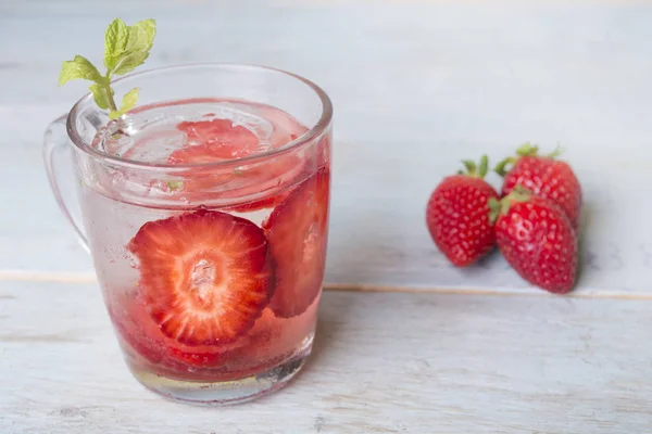 Agua con verduras —  Fotos de Stock