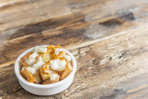 Patatas bravas s typickou omáčkou — Stock fotografie