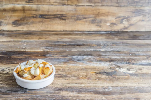 Patatas bravas s typickou omáčkou — Stock fotografie