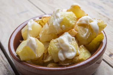 Patatas bravas tipik İspanyolca