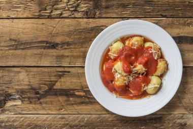 Ev yapımı domates sosu ve peynirli pesto ile doldurulmuş gnocchi.