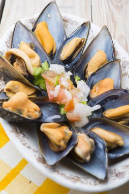 Haşlanmış midye ve sebze