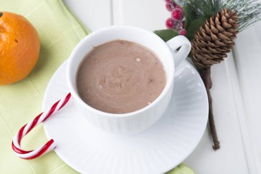 Noel ya da yeni yıl aralığı. Yapraklı taze mandalina, Cinnam