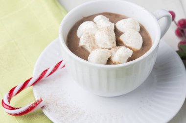 Çizgili şekerlemeli büyük bir fincan sıcak kakao. 