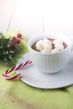 Çizgili şekerlemeli büyük bir fincan sıcak kakao. 