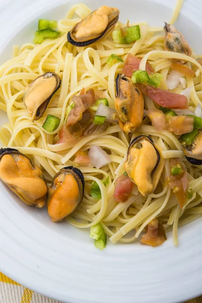 Espaguetis con camarones y mejillones — Foto de Stock