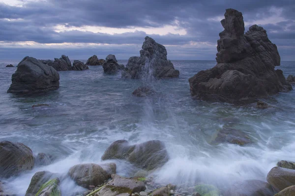 Piedra en la orilla del mar — Foto de Stock