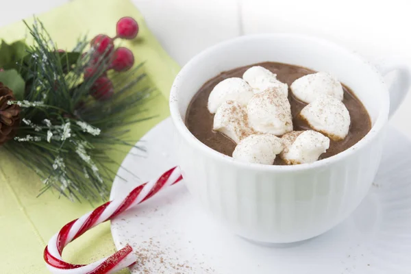 Una gran taza de cacao caliente con malvaviscos decorados con rayas — Foto de Stock