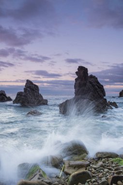Deniz kıyısında taş