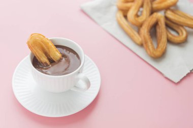 Çikolatalı Churros tipik tatlı kahvaltı.