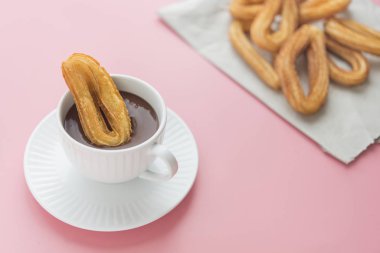 Çikolatalı Churros. Tipik tatlı İspanyol yemeği.