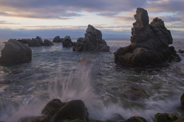 Piedra en la orilla del mar — Foto de Stock