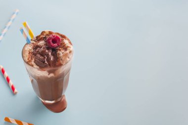 çikolata milkshake renkli arkaplan