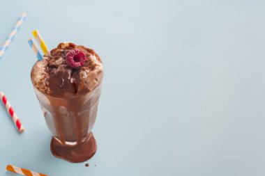 çikolata milkshake renkli arkaplan