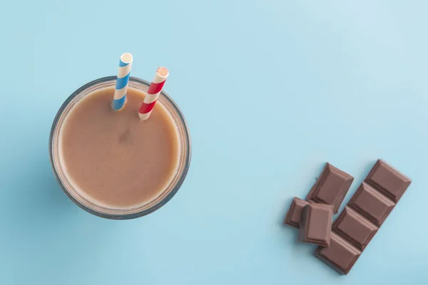 Fluor renk arka planında çikolatalı smoothie