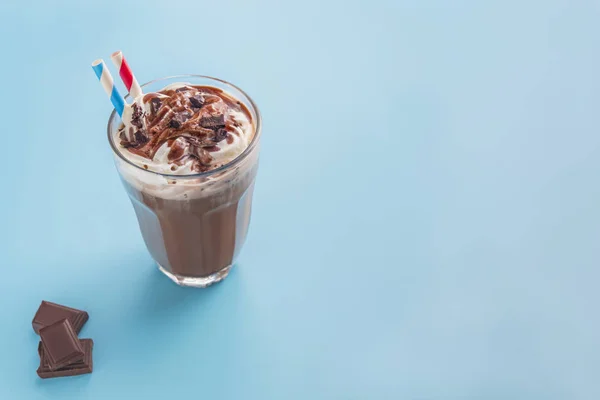 Milkshake al cioccolato in sfondo a colori — Foto Stock