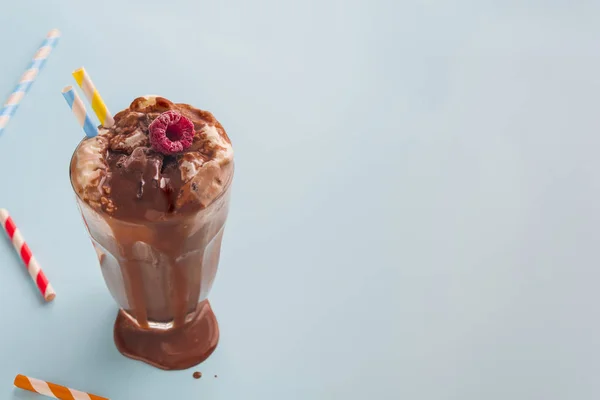 Milkshake al cioccolato in sfondo a colori — Foto Stock