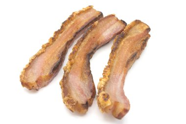 Bir dilim pastırma beyaz arka plan