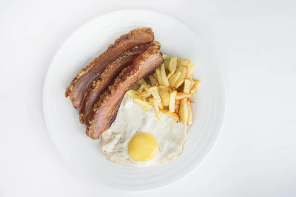 Fatia de bacon, ovo e batatas fritas em fundo branco — Fotografia de Stock