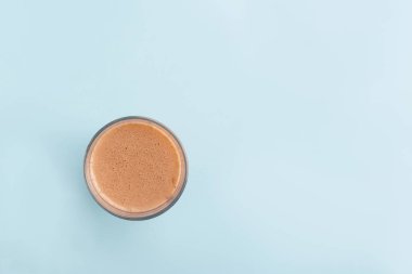 Fluor renk arka planında çikolatalı smoothie