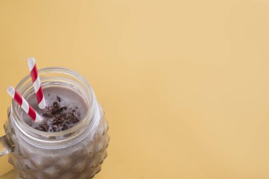 Fluor renk arka planında çikolatalı smoothie