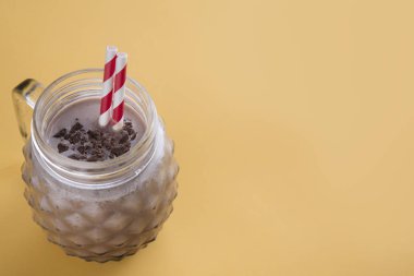 çikolata milkshake renkli arkaplan