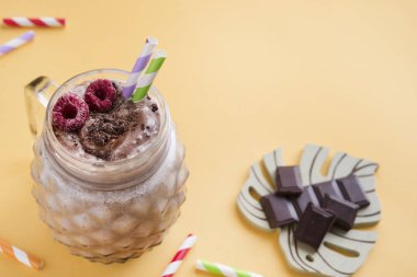 çikolata milkshake renkli arkaplan