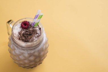 çikolata milkshake renkli arkaplan