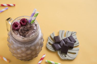 Fluor renk arka planında çikolatalı smoothie