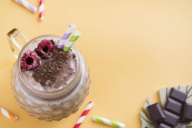 Fluor renk arka planında çikolatalı smoothie