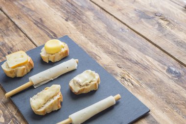 Atıştırmalık peynir ve ekmek.