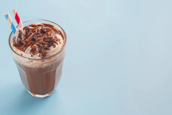Čokoládový mléčný koktejl v barvě pozadí — Stock fotografie