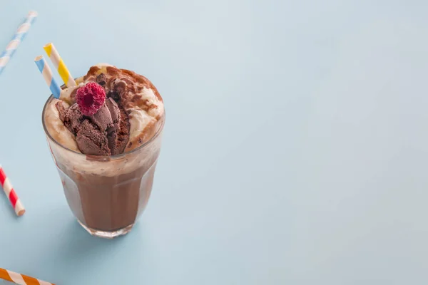 Schokolade Smoothie auf fluorfarbenem Hintergrund — Stockfoto