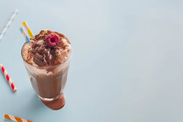 Milkshake al cioccolato in sfondo a colori — Foto Stock
